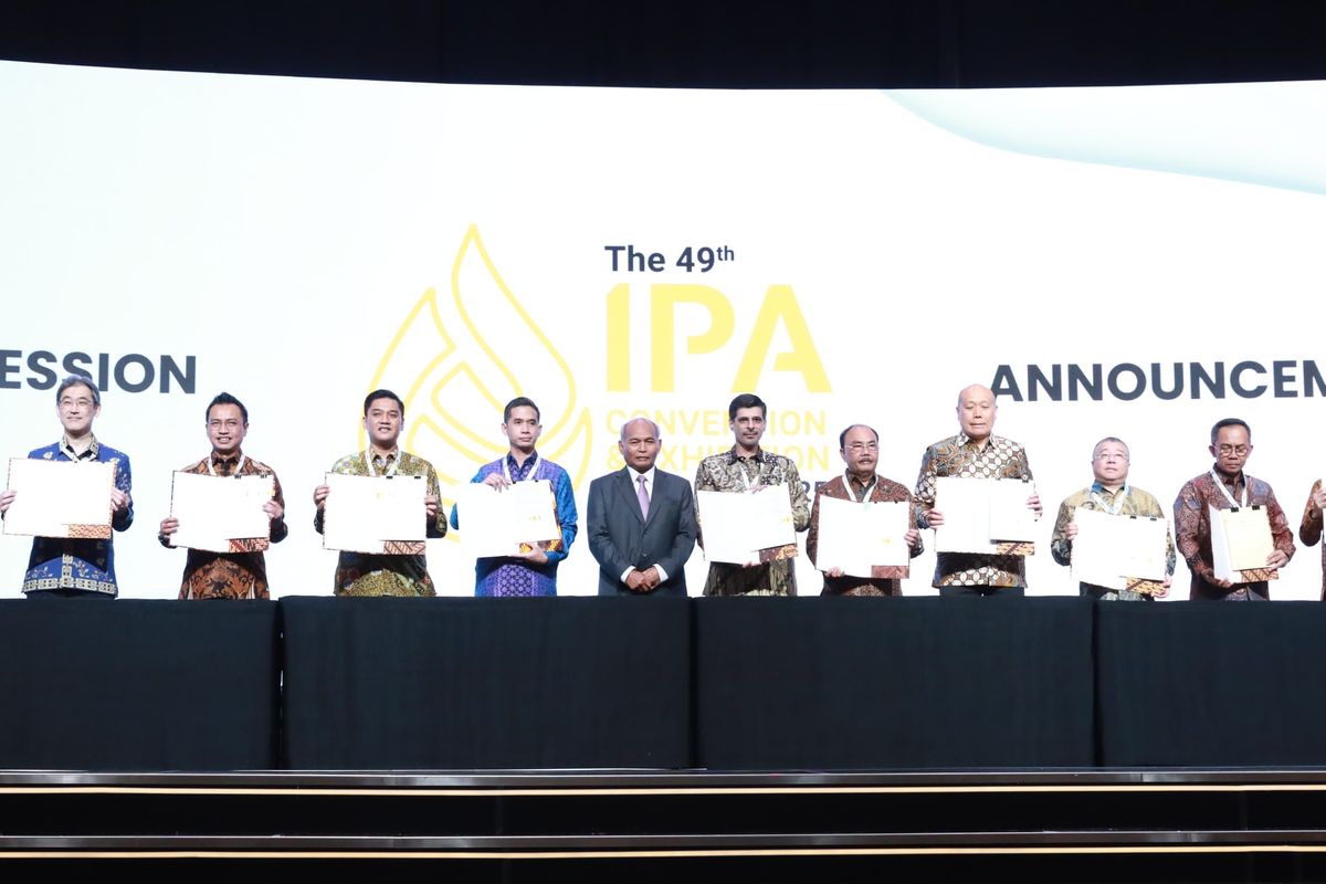 President Director & CEO Badak LNG, Achmad Khoiruddin bersama jajarannya dan President Director Indonesia INPEX Masela, Ltd., Kenji Hasegawa bersama jajarannya 