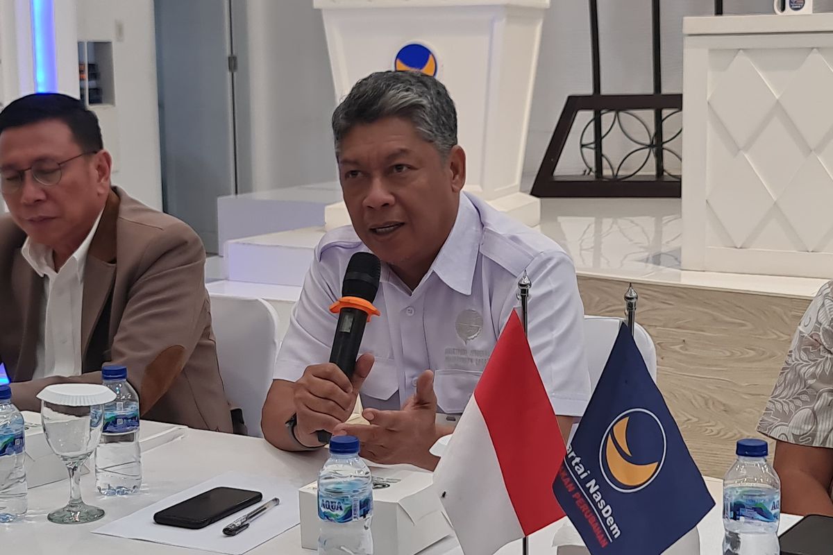 Muhammar Muchtar sebagai Kabid Keamanan Angkutan Udara dan Kelaikan Udara Kantor Otoritas Bandara Wilayah II Medan saat diwawancarai di Kantor DPW Nasdem Sumut pada Kamis (23/10/2025). 