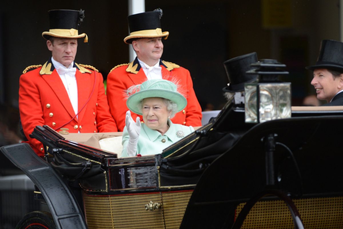 Ratu Elizabeth II diketahui menyukai bunga bakung gunung. Bunga itu langsung diasosiasikan dengan Ratu sejak disertakan dalam acara penobatannya.