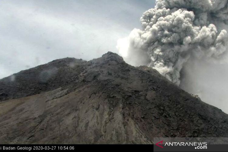 Gunung Merapi di Jawa Tengah mengalami erupsi dan memuntahkan asap dengan tinggi kolom mencapai 5.000 meter dari puncak pada Jumat (27/3/2020). ANTARA/HO/BPPTKG/pri.