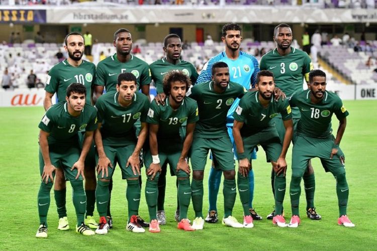 Starter timnas Arab Saudi pada kualifikasi Piala Dunia 2018 melawan Uni Emirat Arab, 29 Agustus 2017. Arab Saudi menjadi satu dari enam wakil Asia pada Piala Dunia 2022 Qatar. Pada Piala Dunia 2022, Arab Saudi masuk Grup C bersama Argentina, Meksiko, dan Polandia.