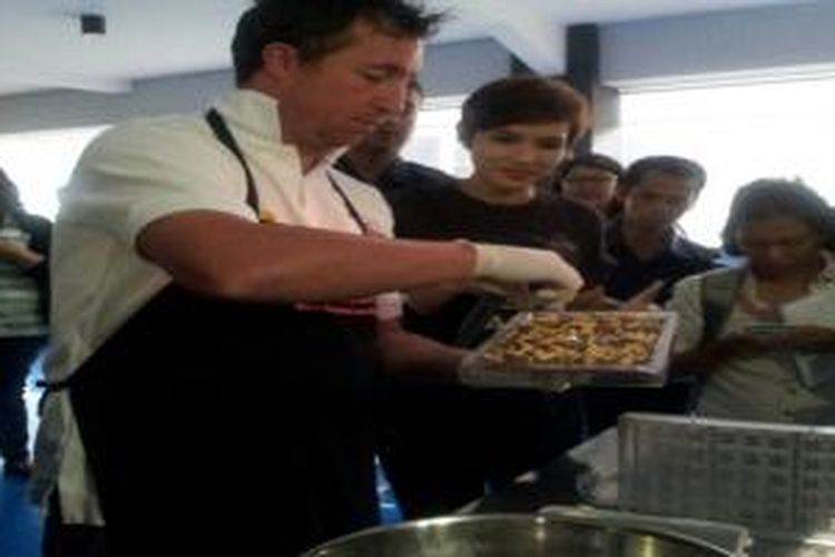 Robbie Fowler sedang meracik cokelat di Chocomory Factory Shop yang berlokasi di Cimory Riverside, Puncak, Jawa Barat.