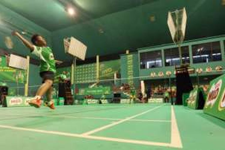 Suasana pertandingan babak semifinal kategori beregu SMP Putra SIRNAS-MILO School Competition Surabaya di GOR Sudirman (20/10).