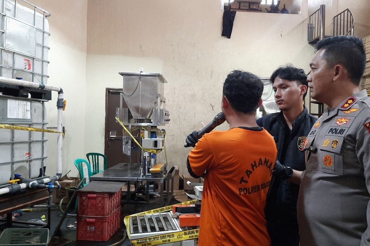 TRM, pria yang diringkus polisi karena mengemas minyak goreng curah menjadi Minyakita di gudang di Desa Cijujung, Kecamatan Sukaraja, Kabupaten Bogor, Jawa Barat, Senin (10/3/2025). TRM tampak menjelaskan kepada polisi cara mengemas minyak curah menjadi Minyakita.