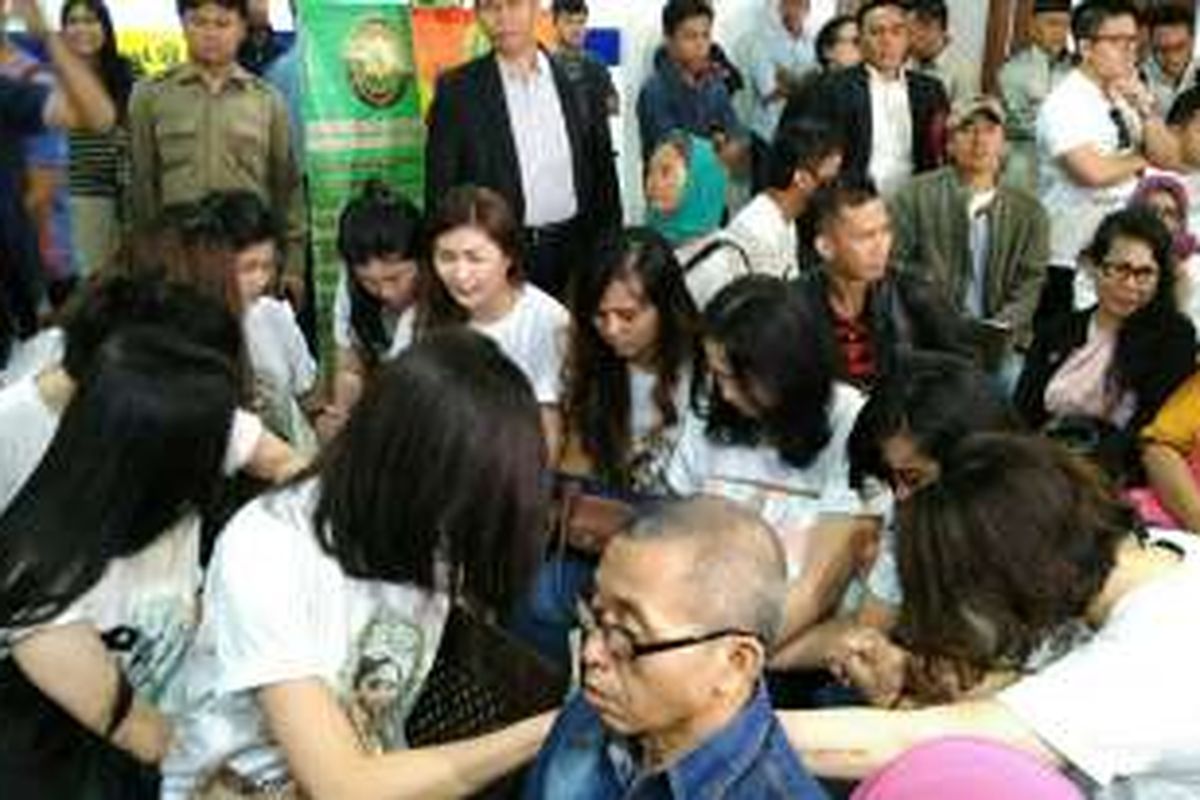 Kembaran Wayan Mirna Salihin, Sendy Salihin, dan keluarga Mirna berdoa saat majelis hakim membacakan surat putusan untuk Jessica Kumala Wongso di Pengadilan Negeri Jakarta Pusat, Kamis (27/10/2016).