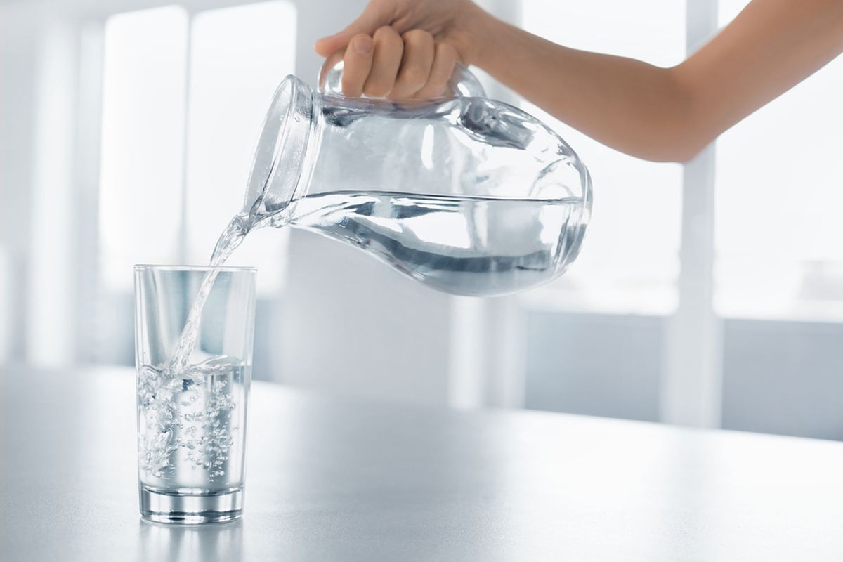 Asupan air memang penting bagi tubuh manusia demi menunjang semua kegiatan dan mencegah dehidrasi. Namun, air juga bisa memberi dampak negatif apabila dikonsumsi berlebihan. 
