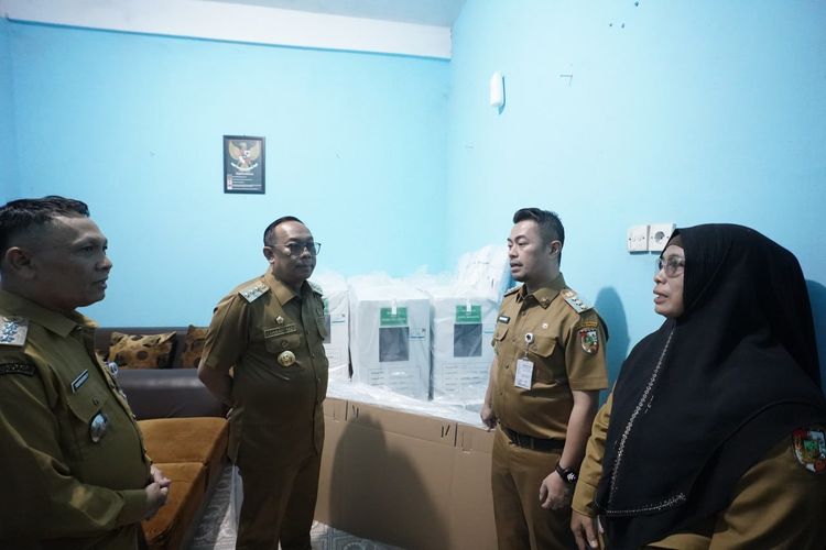 Penjabat (Pj) Gubernur Riau Rahman Hadi meninjau proses pendistribusian logistik pilkada di Kota Pekanbaru di Kelurahan Umban Sari dan Muara Fajar Barat, Kecamatan Rumbai, Selasa (26/11/2024) pagi.
