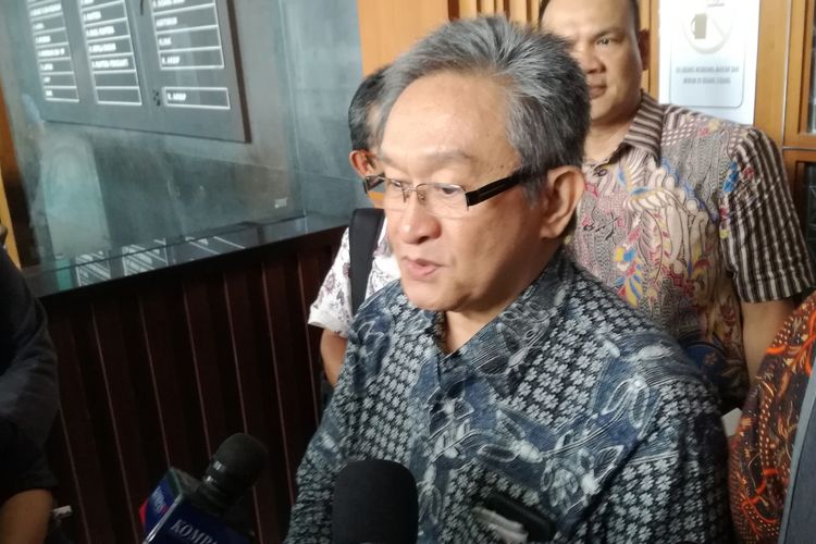 Penasihat hukum adik mantan Gubernur Banten Ratu Atut Chosiyah, Tubagus Chaeri Wardana alias Wawan, Maqdir Ismail 