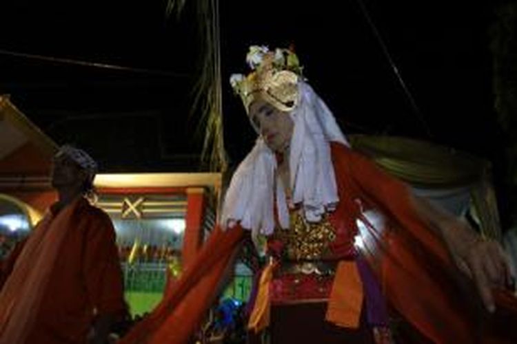 Penari seblang Bakungan menari semalaman untuk acara bersih desa. Acara ini dilakukan masyarakat suku Using, Desa Bakungan, Kecamatan Glagah, Kabupaten Banyuwangi, Jawa Timur.  