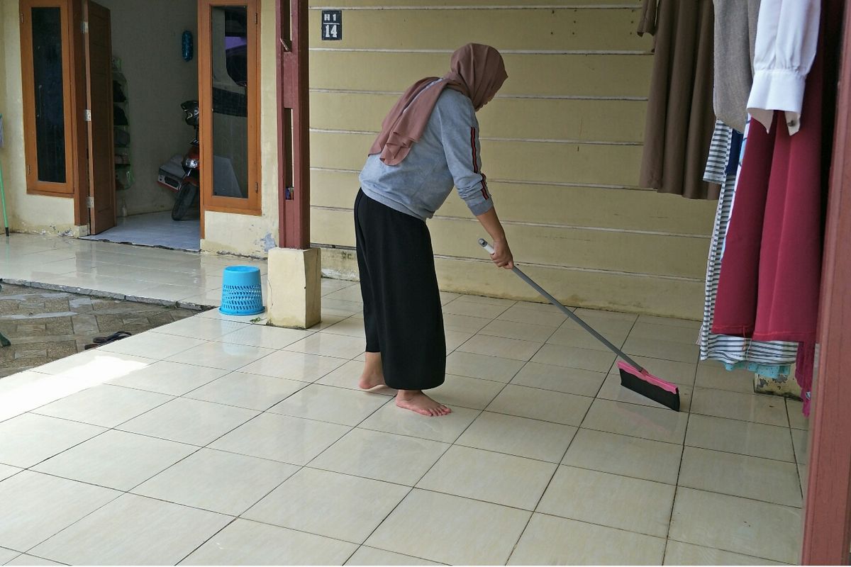 Warga membersihkan rumah setelah dilanda banjir di daerah Vila Nusa Indah, Bojongkulur, Gunung Putri, Bogor, Sabtu (11/5/2019).