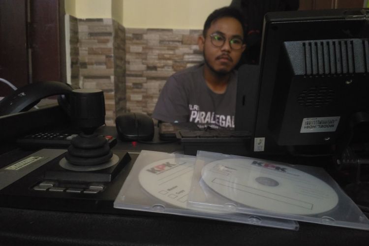 Faris (22) operator kamera pemantau persidangan KPK di Pengadilan Tipikor Tanjung Karang, Senin (2/3/2020). Empat kamera memantau setiap persidangan KPK.