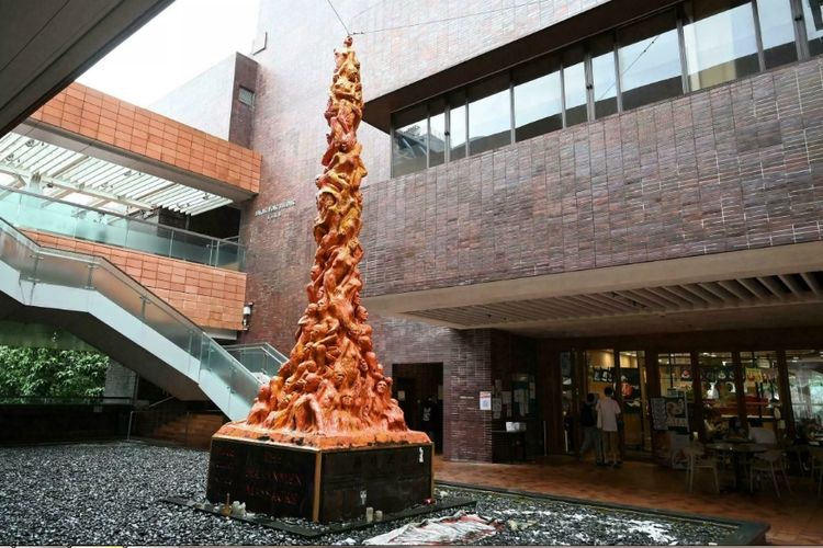 Patung ?Pillar of Shame karya seniman Denmark Jens Galschiot. Patung ini dibuat untuk memperingati kematian pengunjuk rasa demokrasi yang dibunuh oleh pasukan China di Lapangan Tiananmen,Beijing  tahun 1989.