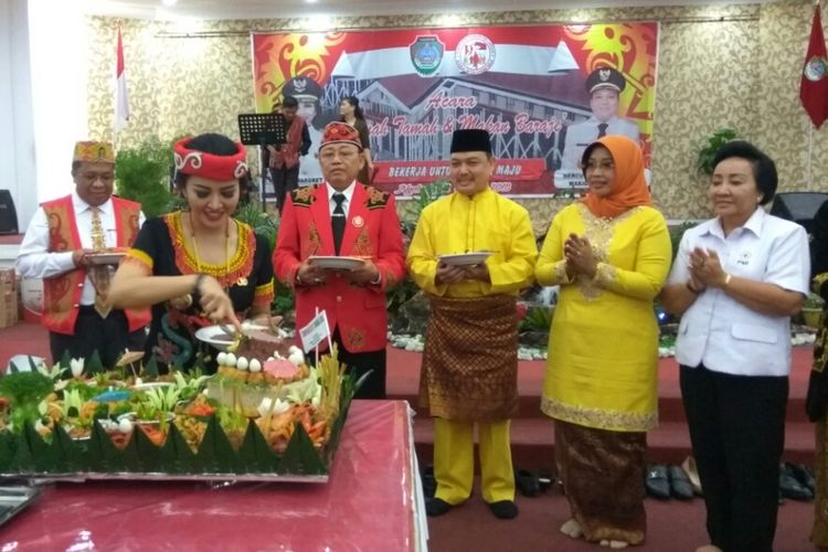 Bupati Kabupaten Landak, Karolin Margret Natasa memotong tumpeng dalam rangkaian HUT Kabupaten Landak ke-19 di aula kantor Bupati Landak, Kalimantan Barat (12/10/2018)