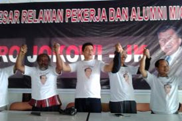 Foto caption: Para mantan buruh perusahaan minyak dan gas Total EP Balikpapan mendeklarasikan diri sebagai Pro Jokowi.