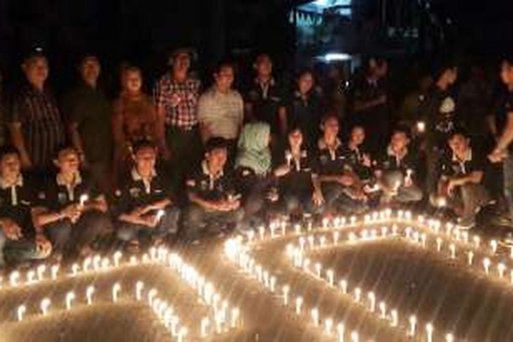 Wali Kota Tangerang Arief R Wismansyah bersama panitia Earth Hour dan warga Tangerang berfoto di depan lilin yang dibentuk angka 60  saat selebrasi Earth Hour 2016 di Pasar Lama, Tangerang, Sabtu (19/3/2016).