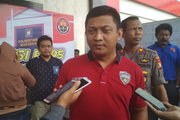 Kasat Reskrim Polrestabes Makassar AKBP Indratmoko saat menggelar konferensi pers penangkapan ALL (30), Muncikari empat ABG dalam kasus prostitusi online di Makassar, Sulawesi Selatan. 