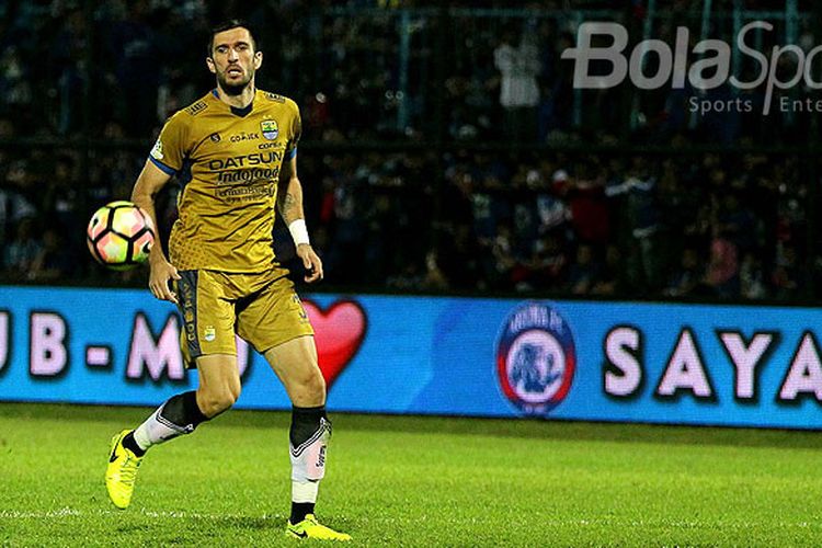 Aksi bek Persib Bandung, Vladimir Vujovic, saat tampil melawan Arema FC dalam laga pekan ke-19 Liga 1 di Stadion Kanjuruhan Malang, Jawa Timur, Sabtu (12/8/2017) malam.