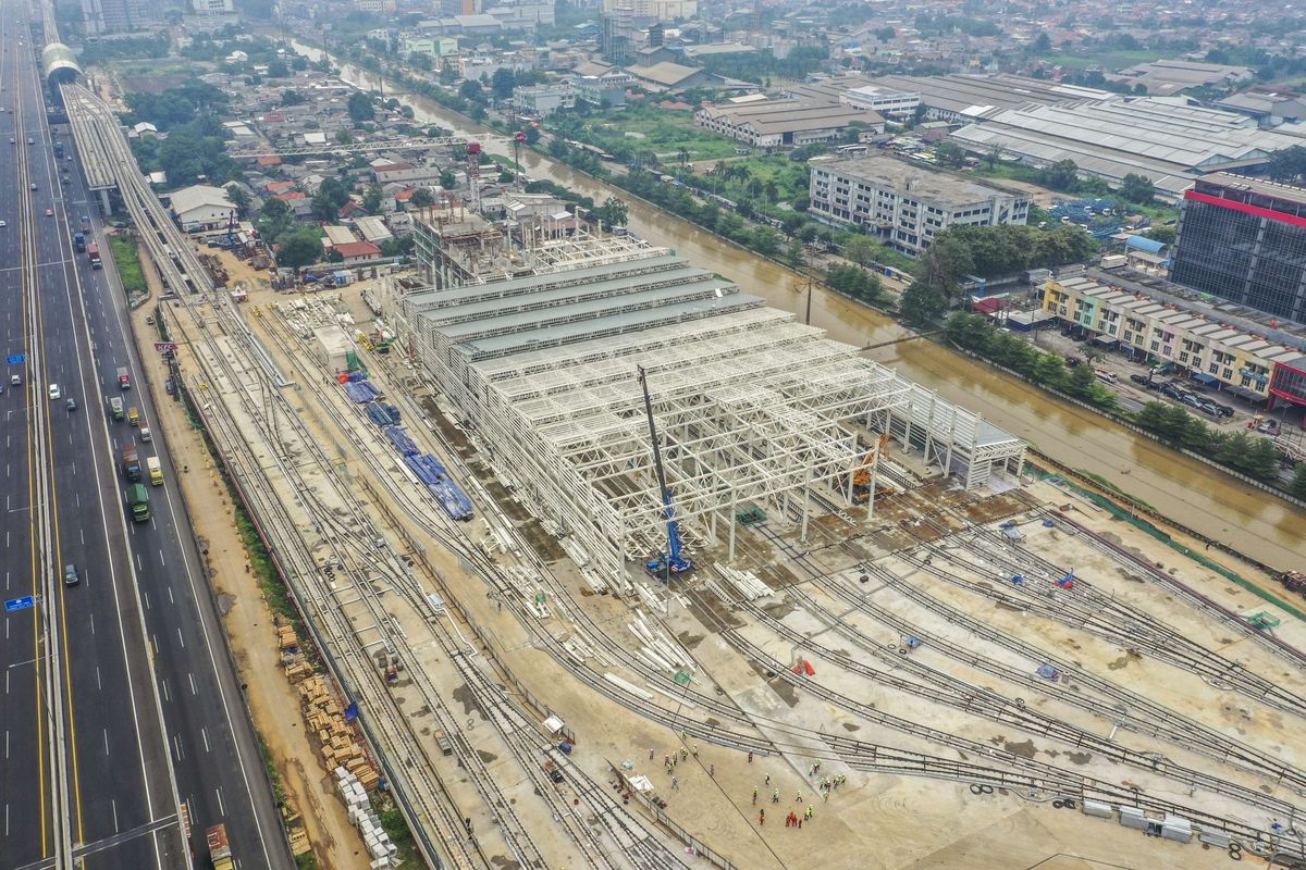 Foto udara proyek infrastruktur Depo LRT (Light Rail Transit) di Jatimulya, Bekasi, Jawa Barat, Kamis (10/3/2022). Progres perkembangan pembangunan transportasi Lintas Rel Terpadu atau LRT yang akan melintas di Jakarta - Bogor - Depok - Bekasi (Jabodebek) tersebut sudah mencapai 90 persen, dan capaian tersebut diantaranya 94,5 persen untuk lintas pelayanan Cawang-Cibubur, 89,1 persen untuk lintas pelayanan Cawang-Dukuh Atas, 92,9 persen untuk lintas pelayanan Cawang-Bekasi Timur.