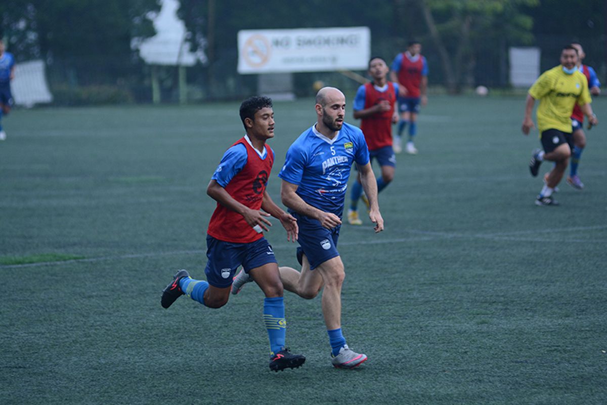 Pemain baru Persib Bandung, Bassim Rashid, tampak mengikuti sesi latihan tim yang berlangsung di Inspire Arena, Lembang, Kamis (1/7/2021). 