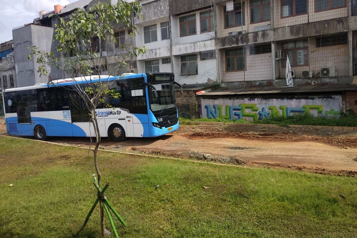 Jalur transjakarta koridor 13 dekat Halte Puri Beta 2 rusak, Selasa (27/3/2018).