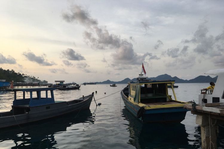 Suasana di Natuna. Singgah ke Kabupaten Natuna, Kepulauan Riau, ada satu ?ritual? yang akan dijumpai siapa saja. Namanya, ?ritual? mencari sinyal.