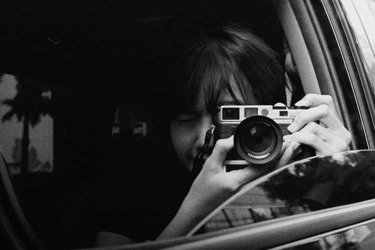 Lisa BLACKPINK ternyata hobi fotografi dengan menggunakan kamera analog. Hasil fotonya akan dibukukan dan dirilis pada 27 Maret 2020