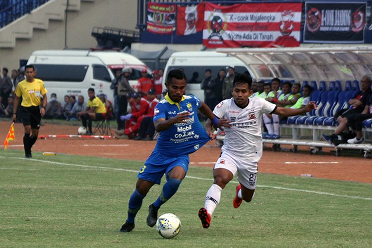 Bek kiri Persib Bandung, Ardi Idrus (kiri), berduel bersama Pemain Madura United Andik Vermansah (kanan), saat kedua tim bentrok di Stadion Si Jalak Harupat, Kabupaten Bandung, beberapa waktu lalu. 