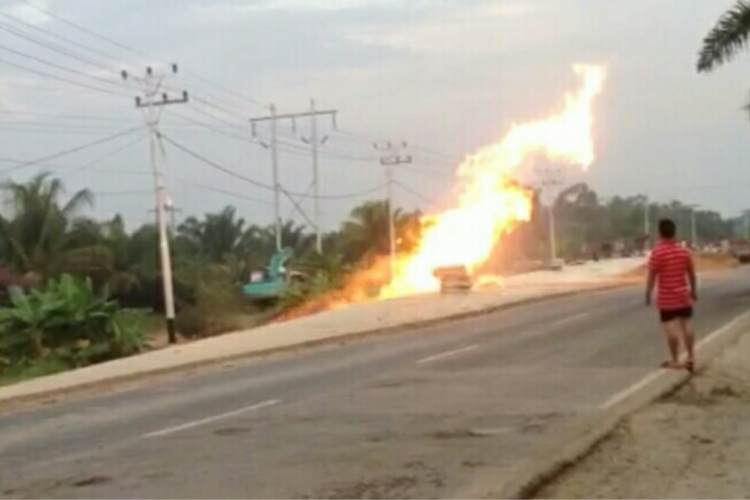 Pipa gas PT CPI yang mengalami kebocoran menyemburkan api di pinggir jalan lintas Duri-Pekanbaru Desa Balai Raja, Kecamatan Pinggir, Kecamatan Bengkalis, Riau, Minggu (16/9/2018). Api membumbung setinggi tiga meter tidak jauh dari dari permukiman warga. Belum diketahui penyebab kebocoran pipa gas tersebut