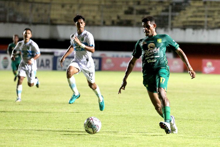 Pemain Persebaya Surabaya Ricky Kambuaya menggiring bola saat pertandingan pada pekan ke 8 Liga 1 2021 melawan Persela Lamongan yang berakhir dengan skor 1-1 di Stadion Maguwoharjo Sleman, Kamis (21/10/2021) malam.