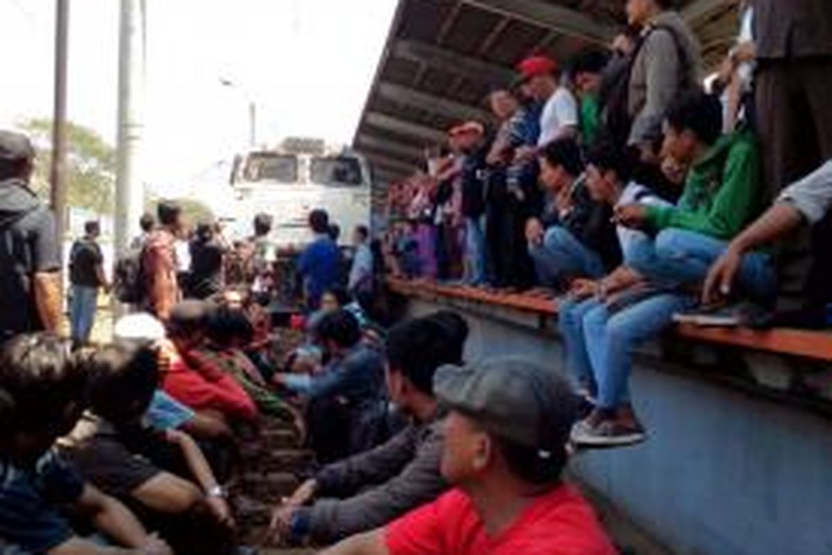 Penumpang KRL Bekasi menghalangi kereta Jawa yang hendak berangkat dari Stasiun Bekasi