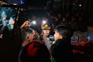 Massa Warga Pati dan Ojol Tolak Bubar dari Depan DPR, Negosiasi dengan Polisi Berlangsung