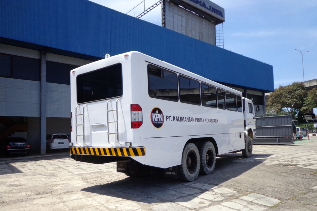 Manhauler Bus Tambang Delima Jaya