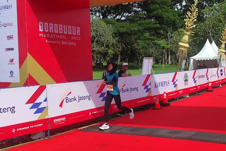 Yulianti Utari saat akan memasuki garis finis lomba Women's Elite Race Borobudur Marathon 2022 yang digelar di Taman Lumbini, Candi Borobudur, Magelang, Jawa Tengah, pada Sabtu (12/11/2022). Yulianti Utari finis di urutan kedua dan berhak membawa pulang hadiah Rp 30 Juta.