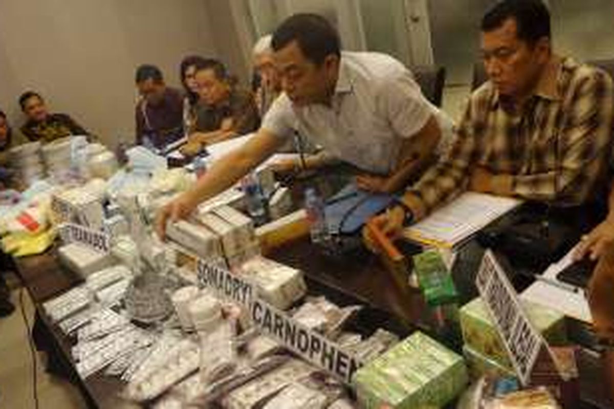 Bareskrim Polri bersama Badan Pengawas Obat dan Makanan merilis penggerebekan lima gudang obat palsu dan ilegal di Bareskrim Polri, Jakarta, Selasa (6/9/2016).