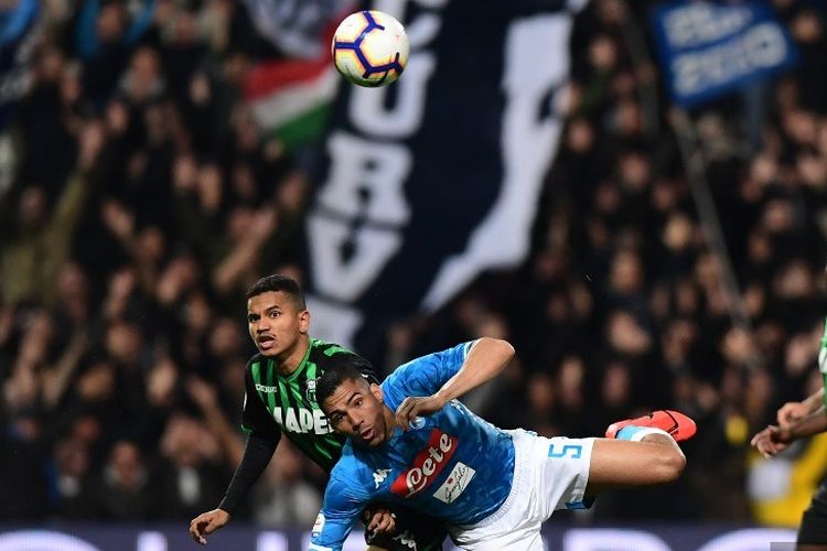 Gelandang Napoli asal Brasil Allan (Front L) dan pemain belakang Sassuolo asal Brasil Rogerio (kiri) pergi mengejar bola selama pertandingan sepak bola Serie A Italia, Sassuolo vs Napoli pada 10 Maret 2019 di Stadion Mapei-Citta del Tricolore di Reggio Emilia.