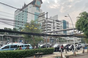 Bertahun-tahun Semrawut, Kabel Udara di Matraman Jaktim Cuma Diikat Tali, Warga Waswas