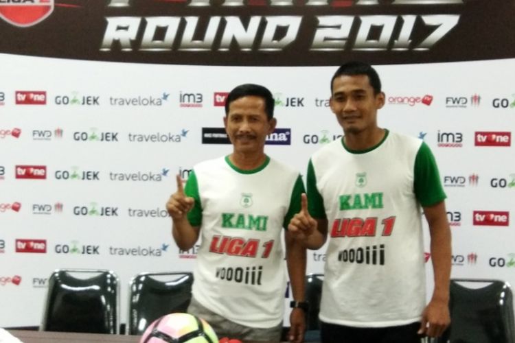Pelatih PSMS Medan, Djadjang Nurdjaman bersama Legimin Raharjo usai melakoni laga kontra PSIS Semarang di Stadion Gelora Bandung Lautan Api (GBLA), Sabtu (25/11/2017).