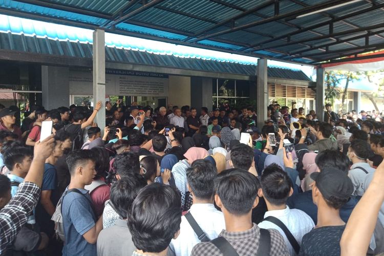 Seribuan mahasiswa berdemo di depan rektorat UBH Padang, Ulak Karang, Padang, Sumatera Barat, Selasa (19/3/2019)