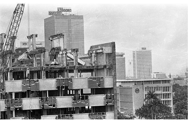  Pembongkaran gedung Wisma Warta di jalan MH Thamrin. Gedung bersejarah tempat eks Pers Centre Asian Games IV/1962 Jakarta. Kemudian dijadikan hotel dan kantor perwakilan pers asing di Jakarta. Tempat tersebut kini dijadikan hotel dan pusat perbelanjaan