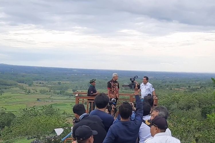 Gubernur Jawa Tengah, Ganjar Pranowo saat sedang berada di Puncak Serut, Kecamatan Jiken, Kabupaten Blora, Jawa Tengah, Rabu (26/10/2022)