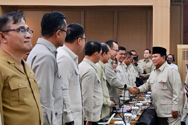 Presiden Prabowo Subianto sesaat sebelum memberikan taklimat awal tahun dalam retreat di kediamannya di Hambalang, Bogor, Selasa (6/1/2026).