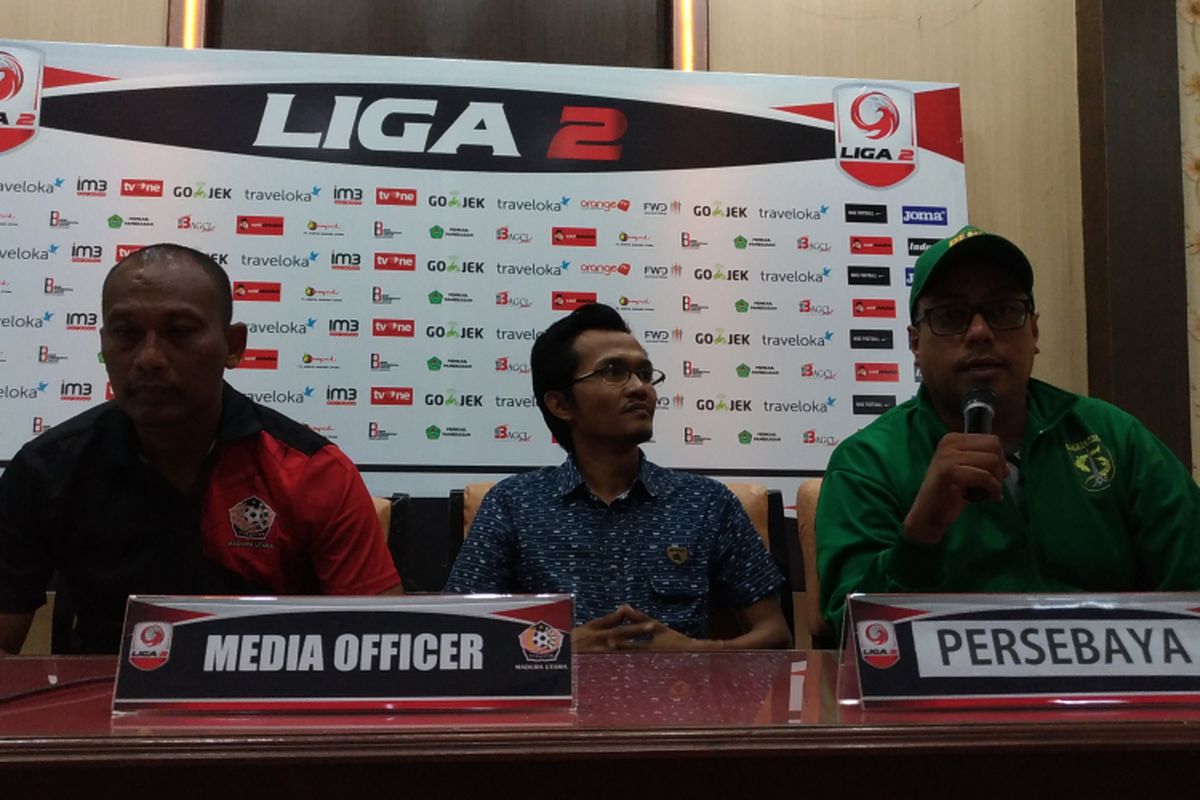 Menejer Persebaya Khairul Basalamah saat konferensi pers bersama Pelatih Persebaya Suwandi HS jelang laga Persepam melawan Peraebaya.