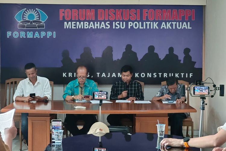 Konferensi pers catatan Formappi DPR Sibuk Pemilu, Kinerja Berantakan di Kantor Formappi, Matraman, Jakarta Timur, Senin (15/1/2024).