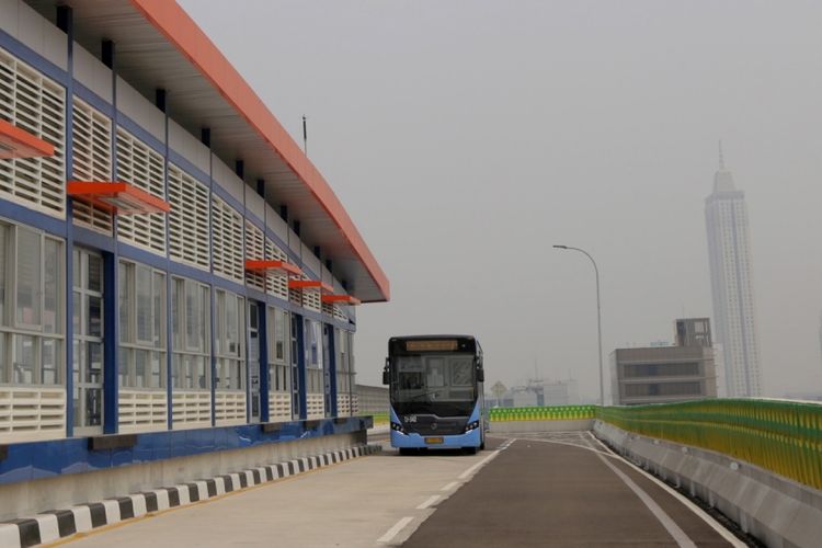 Bus transjakarta melintas di koridor 13 Cileduk - Tendean, Jakarta Selatan, Senin (14/8/2017). Layanan transjakarta koridor 13 mulai beroperasi hari ini, meskipun beberapa halte di koridor tersebut masih belum bisa difungsikan. 