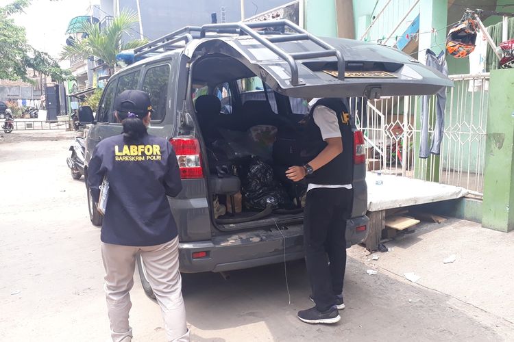 Tim Puslabfor Mabes Polri mengambil sampek di lokasi septic tank meledak di rumah milik Agus Soleh, RT 016, RW 03, Kelurahan Jatinegara, Kecamatan Cakung, Jakarta Timur, (6/11/2019), yang tewaskan satu petugas sedot WC.