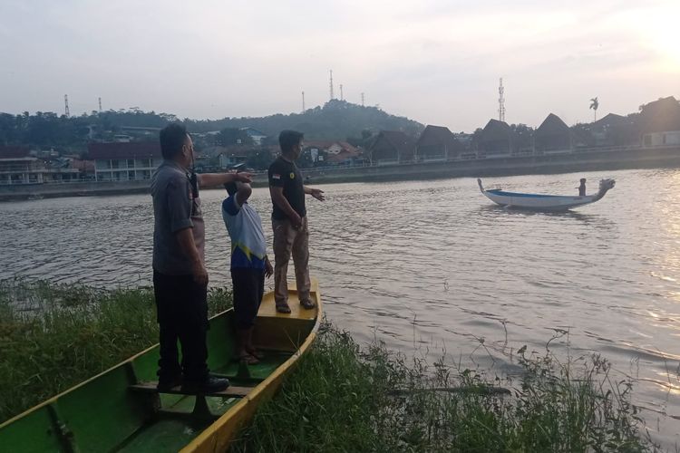Dua bocah tenggelam saat menjalani latihan dayung di Situ Ciburuy, Kabupaten Bandung Barat, Kamis (21/7/2022)