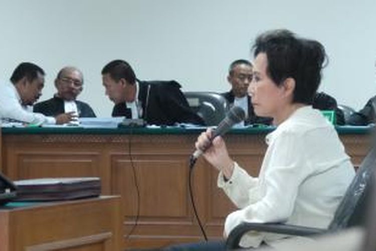 Direktur Utama PT Indoguna Utama Maria Elizabeth Liman bersaksi untuk terdakwa kasus dugaan korupsi kuota impor daging, Luthfi Hasan Ishaaq di Pengadilan Tipikor, Senin (29/7/2013).