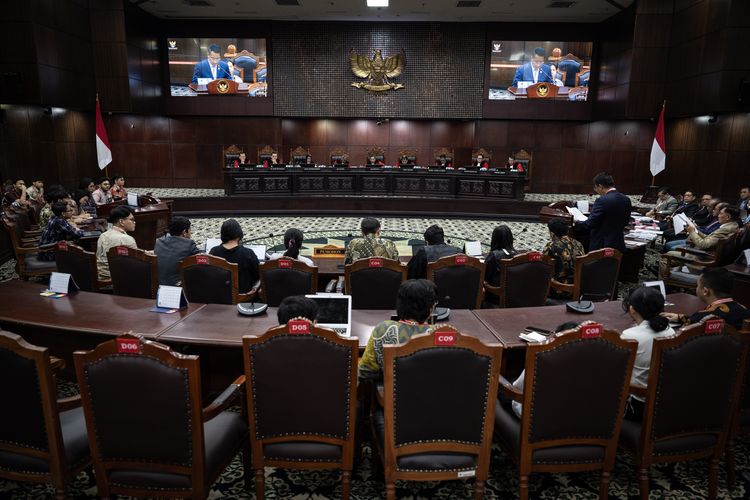 Suasana sidang uji materi Undang-undang Nomor 34 Tahun 2004 tentang Tentara Nasional Indonesia (UU TNI) di Mahkamah Konstitusi (MK), Jakarta, Senin (23/6/2025). Sidang tersebut beragendakan mendengarkan keterangan dari pihak DPR dan Presiden. ANTARA FOTO/Bayu Pratama S/YU