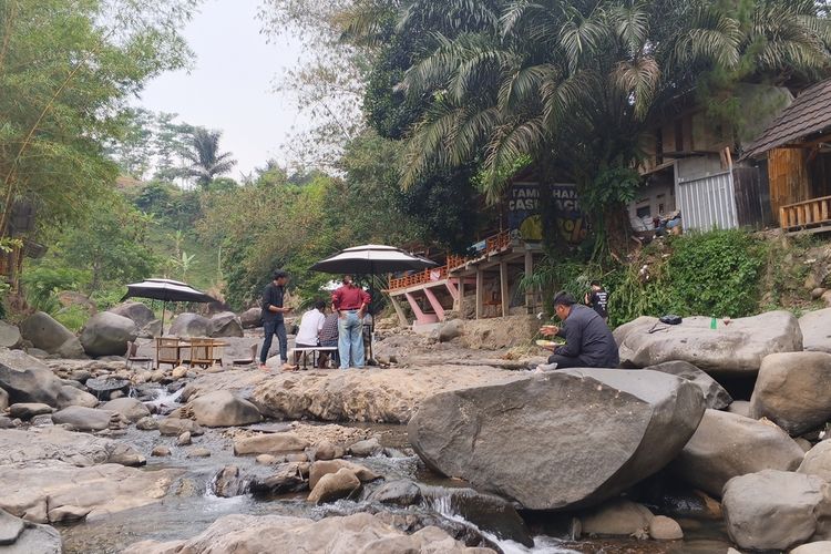 Unik, Restoran di Sentul Bogor Ini Tawarkan Pengalaman Makan di Tengah Sungai Saat Kemarau