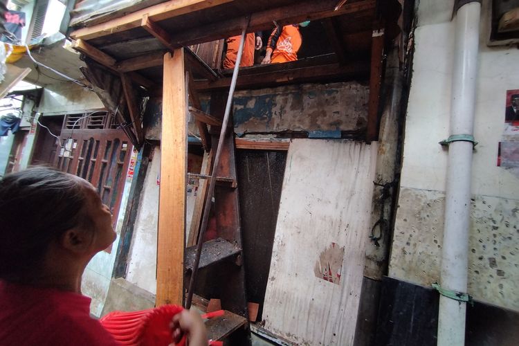 Pemilik sekaligus nenek A, Yaya (60) menatap bagian lantai dua rumahnya yang terbakar di Jalan Ceylon No 36, RT 003/RW 04, Kebon Kelapa, Gambir, Jakarta Pusat, Selasa (27/2/2024).